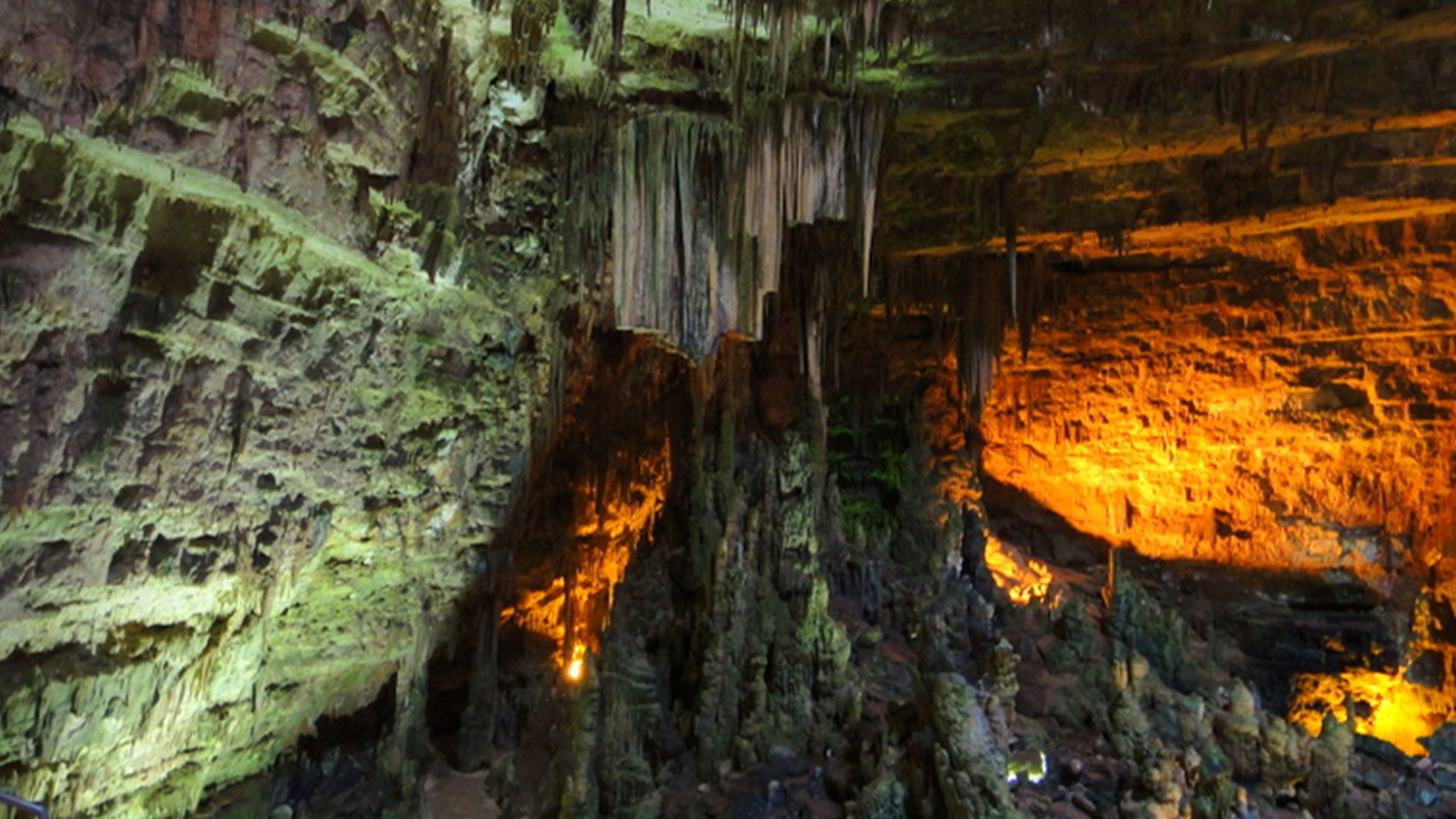 In_the_Grotte_di_Castellana Torre-dell-orso